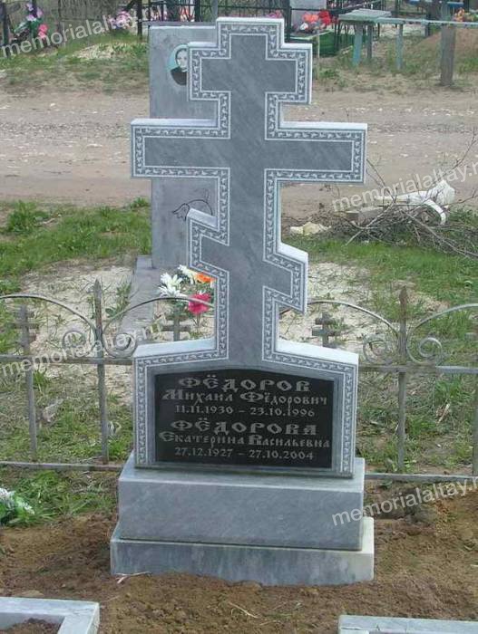 Крест с юбочкой высота 1100, алмазной гранью и вставкой из гранита 
