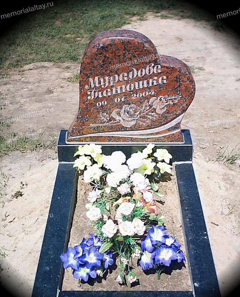 Памятник детский из красного гранита Сердечко с надписью