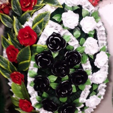 Венок Черные и белые розы
