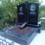 Лаконичный мемориальный комплекс из черного гранита