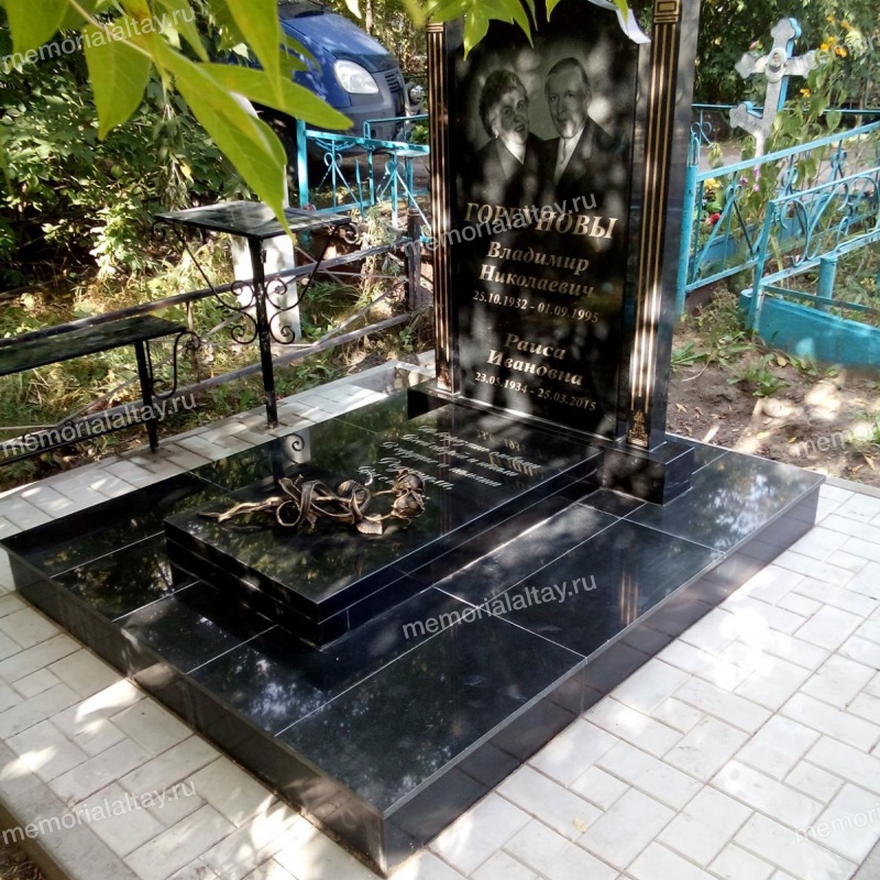 Образец двойного памятника плитка гранит черный и тротуарная плитка